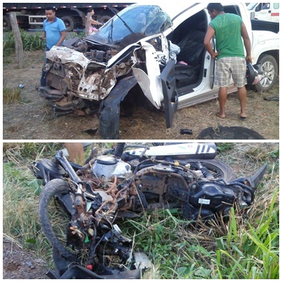 Parte frontal do carro envolvido no acidente e uma das motocicletas envolvidas que ficou completamente destruída