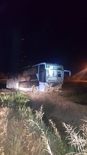 Passageiro teve um surto e agrediu o condutor do veículo, que perdeu o controle da direção e saiu de pista